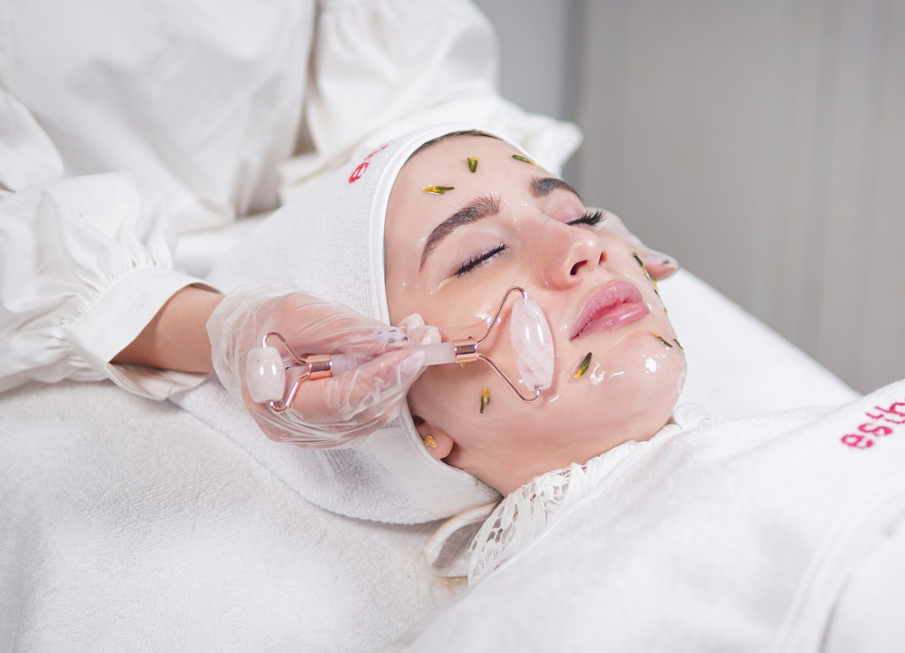 Pessoa recebendo um tratamento facial relaxante