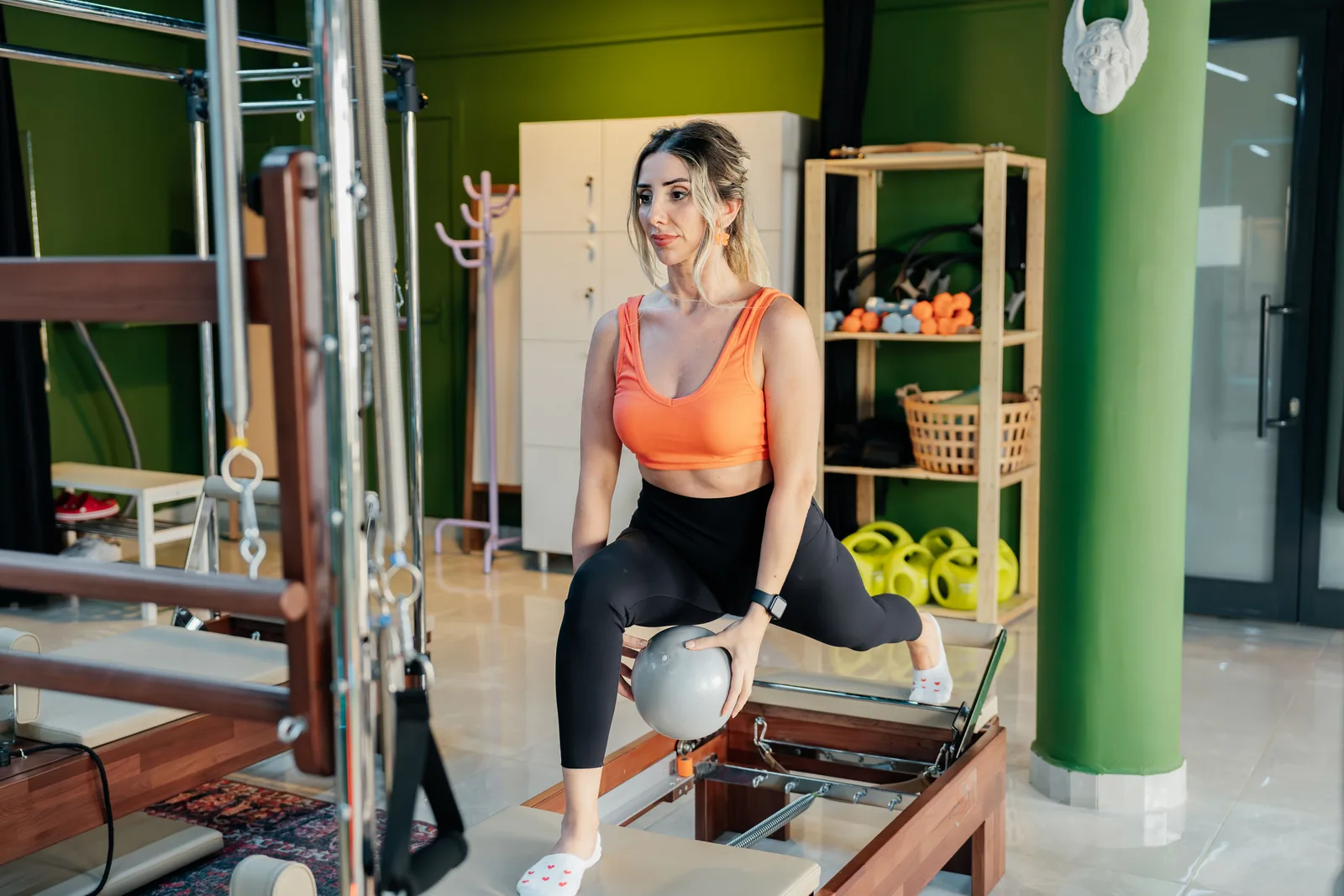 Praticante realizando exercício em aparelho de Pilates