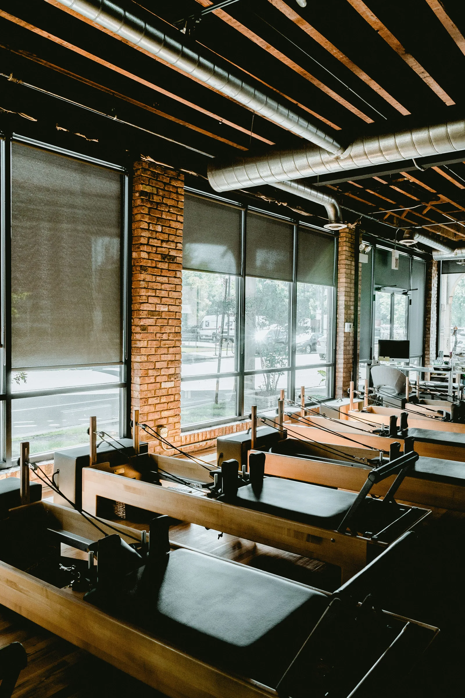 Ambiente amplo de studio de Pilates com aparelhos reformer